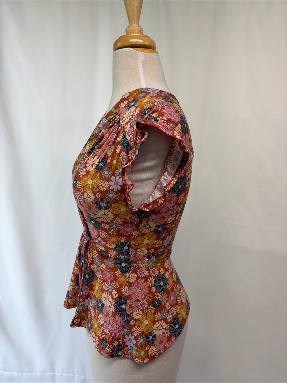 Monteau Los Angeles Women’s S Floral Surplice Neck Ruffle Sleeve Tie Blouse - Picture 4 of 9